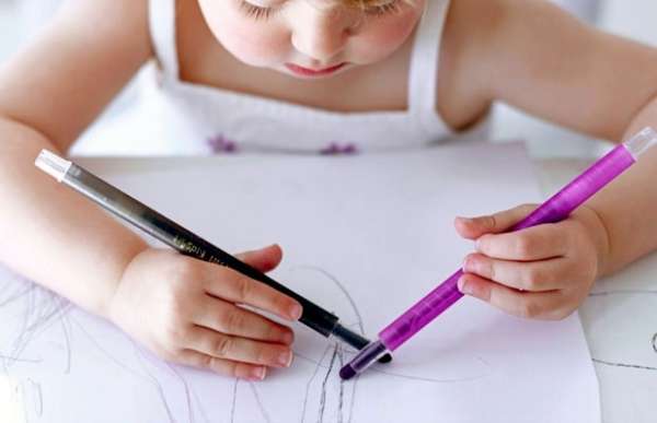 რას ნიშნავს როდესაც თქვენი შვილი ორივე ხელით წერს?