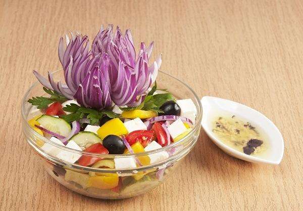 ბერძნული სალათი: ახალი ბოსტნეული, ზეთისხილი და ყველი ფეტა