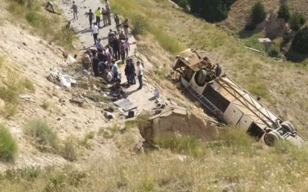 თურქეთში სამგზავრო ავტობუსი ხევში გადავარდა, დაღუპულია 12 ადამიანი