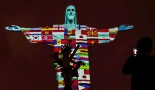 რიო-დე-ჟანეიროს ქრისტეს ქანდაკება კორონავირუსით დაზარალებული ქვეყნების დროშების გამოსახულებებით გაანათეს