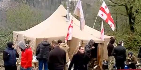 &quot;ნუ მიიყვანთ ამ პროცესებს თბილისის აქციებამდე&quot; — რიონის ხეობაში პროტესტი გრძელდება