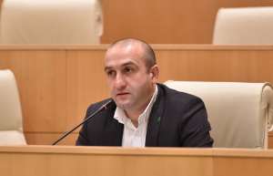 " ზედ თამაშის წინ ღირსების ორდენებით მანიპულირება, პოლიტიკოსების რეგიონებში ბოდიალი, ხალხის ქუჩაში უთავბოლოდ ტარება პოლიტიკური პროცესი კი არ არის, შინაარსით ეს პოლიტიკური პროცესის მკვლელობაა " - იაგო ხვიჩია