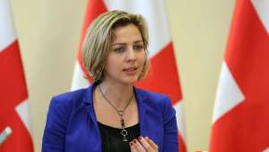 “გოჭებო, 17 წლის ასაკში, 6 სკოლა და 6 უბანი მაქვს გამოცვლილი, იმდენი ბულინგი მაქვს ნანახი, რომ ხუთოსანი გოგო რომ არ ვყოფილიყავი, უეჭველი ქურდი გავხდებოდი – ხუთშაბათს პარტია გაგაცნობთ არჩევნების ამბავს” - ანა დოლიძე