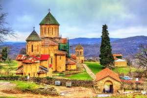 გელათის სამონასტრო კომპლექსის ძირითად ტაძარში, ტენიანობის პრობლემის აღმოსაფხვრელად, ახალი დროებითი გადახურვა მოეწყობა