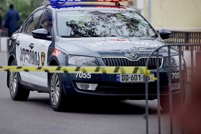 თბილისში უცხო ქვეყნის მოქალაქე მოკლეს, დაკავებული პოლიციას თავად ჩაბარდა და დანაშაულის იარაღი წარუდგინა, მას 15 -წლამდე პატიმრობა ემუქრება