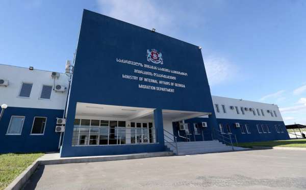 მიგრაციის დეპარტამენტმა საქართველოდან გააძევა უცხო ქვეყნის მოქალაქე, რომელმაც გმირთა მოედნის მიმდებარე გვირაბში აკუსტიკური იარაღიდან რამდენჯერმე გაისროლა