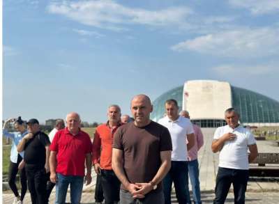 "ჩემს უკან პარლამენტია, რომელიც ბოროტების მონუმენტია, თუ როგორ შეიძლება გაანადგურო შენი ქვეყნის ეროვნული ინტერესები"