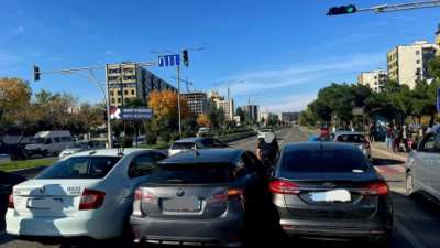 რუსთავში ერთმანეთს სამი ავტომობილი შეეჯახა