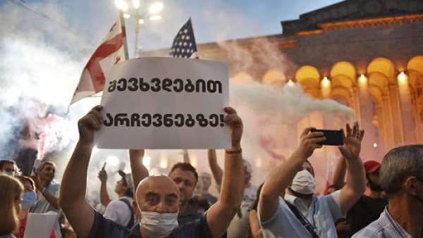 &quot;შევხვდებით არჩევნებზე&quot; - რუსთაველზე აქცია ჰიმნით დასრულდა