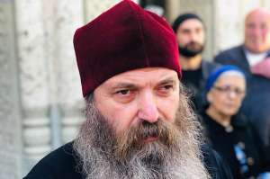 &quot;ყოფნა-არყოფნის ზღვარზე ვართ, გგონიათ, ქუჩაში ვინმე ირბენს და დავუთმობთ?&quot; - მეუფე იაკობი