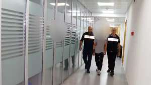 არასრულწლოვანის მიმართ არაადამიანური მოპყრობის ბრალდებით არასრულწლოვანები დააკავეს