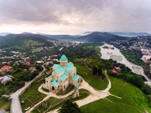 &quot;იმოგზაურეთ კანიონებში, დაათვალიერეთ ტაძრები და გაისეირნეთ საბაგირო გზით&quot; - Wizz Air აბუ-დაბიდან ქუთაისში