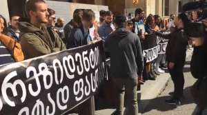 პარლამენტთან სამოქალაქო აქტივისტები აქციას მართავენ და  „სირცხვილის კორიდორი“ აქვთ მოწყობილი