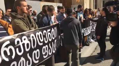 პარლამენტთან სამოქალაქო აქტივისტები აქციას მართავენ და  &bdquo;სირცხვილის კორიდორი&ldquo; აქვთ მოწყობილი