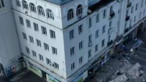 თევდორე მღვდლის ათ ნომერში, სადაც გუშინ საცხოვრებელი კორპუსის ფასადის ნაწილი ჩამოინგრა, საგამოძიებო მოქმედებები გრძელდება