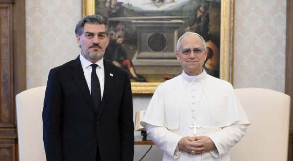 “მნიშვნელოვანია, რომ რომის ახალ პაპთან პირადი შეხვედრა მოხერხდა – ძალიან უბრალო ადამიანის შთაბეჭდილება დატოვა, იმდენად უშუალო იყო ჩვენი დიალოგი, ბოლოს საუბარი ფეხბურთზე დავამთავრეთ” - მიხეილ ყაველაშვილი