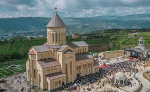 12 მაისს ანდრია პირველწოდებულის ხსენებისა და ღვთისმშობლისადმი საქართველოს წილხვდომილობის დღე აღინიშნება