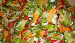 მკვახე პომიდვრის სალათის განსხვავებული რეცეპტი