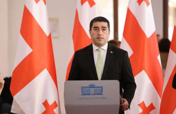 “ერთობლივი კონსტიტუციური სარჩელით მივმართავთ საკონსტიტუციო სასამართლოს კონკრეტული პოლიტიკური პარტიების არაკონსტიტუციურად ცნობისა და მათი აკრძალვის მოთხოვნით” – პაპუაშვილი