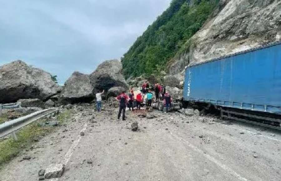 თურქეთში, ქალაქ ხოფასთან ავტობანზე კლდე ჩამოიშალა, ლოდები კი ტრაილერებს დაეცა - არის მსხვერპლი