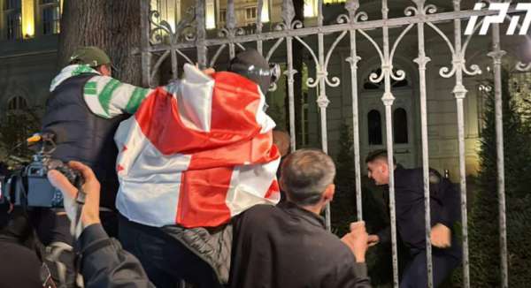 აქციის მონაწილეებმა ათონელის საპრეზიდენტო სასახლის ჭიშკარი შეანგრიეს - ადგილზე დაპირისპირებაა