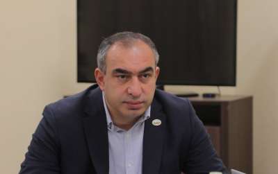 “შეიძლება, ყოფილიყო საარჩევნო საკითხებიც; დაველოდოთ, საერთოდ დაბრუნდება თუ არა გახარია და რა გადაწყვეტილებას მიიღებს პარტია” - ბოჟაძე გახარიას პარტიაში არსებულ დაპირისპირებაზე