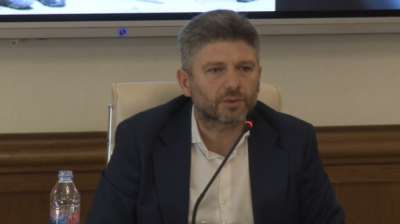 &ldquo;ჯერ გარეთ დაგვასისხლიანეს, სასიკვდილოდ გაგვიმეტეს, მერე შეგვათრიეს სამმართველოს შენობაში, ოღონდ ჯერ ეზოში დერეფანს მოაწყობდნენ, სადაც 40 ადამიანი იდგა ხელკეტებით და სათითაოდ ყველა გვირტყამდა&rdquo; - დაჩი ცაგურია 2009 წლის 15 ივნისის დარბევაზე