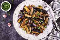 მოამზადეთ უგემრიელესი ბადრიჯნის კერძი სახამებელსა და ტკბილ-მჟავე სოუსში