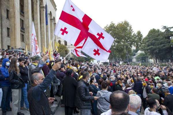 აქციის პარალელურად პარლამენტში „ქართული ოცნების“ წევრები შეიკრიბნენ