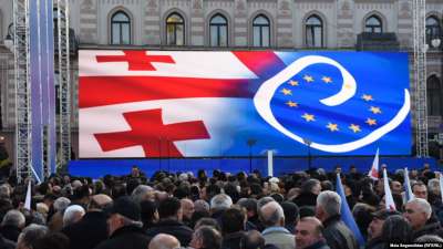 თავისუფლების მოედანზე, "ქართული ოცნების" მიერ ორგანიზებული ღონისძიება მიმდინარეობს, რომელსაც ბიძინა ივანიშვილი ესწრება