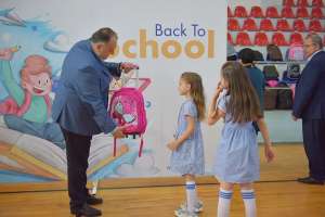 სოციალურად დაუცველი ოჯახების 100-მდე მოსწავლეს სასკოლო ჩანთები და ნივთები გადაეცათ