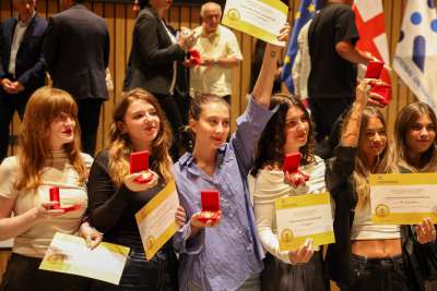 ქუთაისის მუნიციპალიტეტში  2023-2024 სასწავლო წლის მედალოსანთა დაჯილდოების  საზეიმო ცერემონია გაიმართა.  ღონისძიებას ქუთაისის საერთაშორისო უნივერსიტეტმა უმასპინძლა