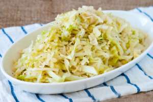 მოთუშული კომბოსტო ნიგვზით