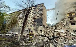 სულ მცირე 14 ადამიანი დაიღუპა კიევზე რუსეთის მასირებული შეტევის შედეგად
