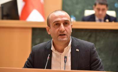 " ქვეყანაში სულ სამი პარტია არსებობს, &bdquo;ქოცები&ldquo;, &bdquo;ნაცები&ldquo; და &bdquo;გირჩები&ldquo;, ქართველი ხალხი არჩევანს &bdquo;ქოცებსა&ldquo; და &bdquo;ნაცებს&ldquo; შორის თუ გააკეთებს, ჩვენთვის მაჩვენებელი იქნება, როგორ გავაგრძელოთ ცხოვრება " - იაგო ხვიჩია