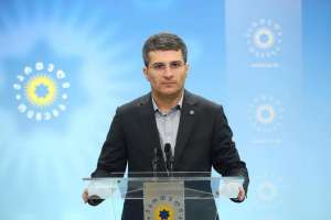 "  ერთიც და მეორეც დღეს ბევრად უფრო დიდ ხიფათს წარმოადგენს ქართული საზოგადოებისთვის, ვიდრე ყველასათვის გაშიფრული &bdquo;ნაციონალური მოძრაობის&ldquo; ძველი ფლანგი - მამუკა მდინარაძე &ndash; ხაზარაძეზე და გახარიაზე