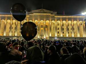 რუსთაველის უწყვეტი პროტესტის მონაწილეებმა პოლიტიკურ პარტიებს პეტიციით მიმართეს
