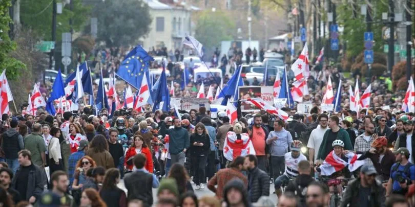 ,,ჩვენ რა ტერორი გამოვიარეთ 4 ოქტომბრის შემდგომ და 1 წლის მერე ,,სასახლესთან ჩავიდეთ” იდეის ავტორი რომ გამოდის და ბრალს აღიარებს, რანაირად არ უნდა გაგიჩნდეს კითხვები?”- ,,ნაცმოძრაობის” აქტივისტი მამუკაშვილი